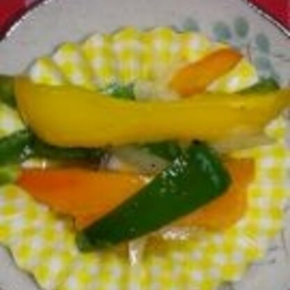 グリーン・オレンジ・黄色のピーマンと新玉ねぎで作りました！すし酢はいつも余ってしまっていたので、こんなに簡単にマリネが作れるなんて、嬉しいです☆